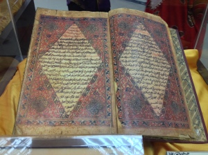 Pameran manuskrip. Gambar ialah manuskrip Hikayat Hang Tuah yang disimpang di Perpustakaan Negara Malaysia.